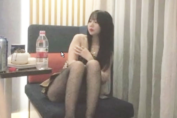 约个豹纹丝袜集一体的良家美女  开个酒店房间 喝酒 聊聊 性 教育 最后变成实践性教育