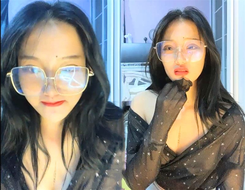 气眼镜妹子道具自慰大秀,自摸粉穴震动棒快速抽插,翘屁股扭动厕所尿尿